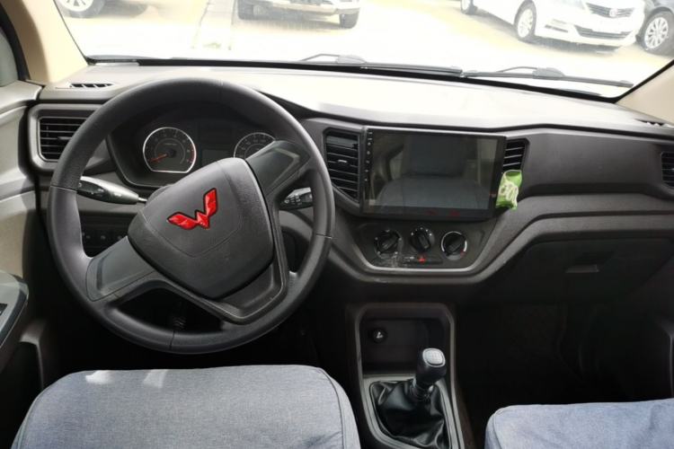 Used Wuling Hongguang V 2022 1.5L Jingqu Version Hydraulic Power Steering LAR Center Console