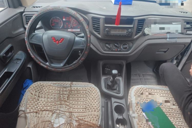 Used Wuling Hongguang V 2022 1.5L Jingqu Edition Electric-Assist LAR Center Console