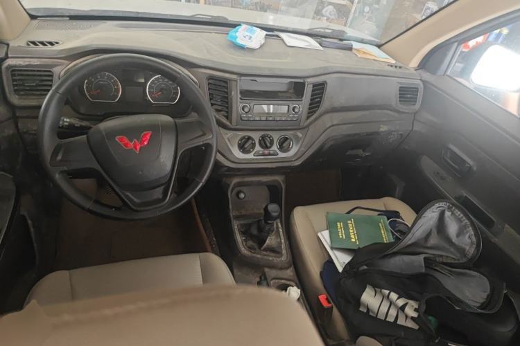 Used Wuling Hongguang V 2022 1.5L Jingqu Version Hydraulic Power Steering LAR Center Console
