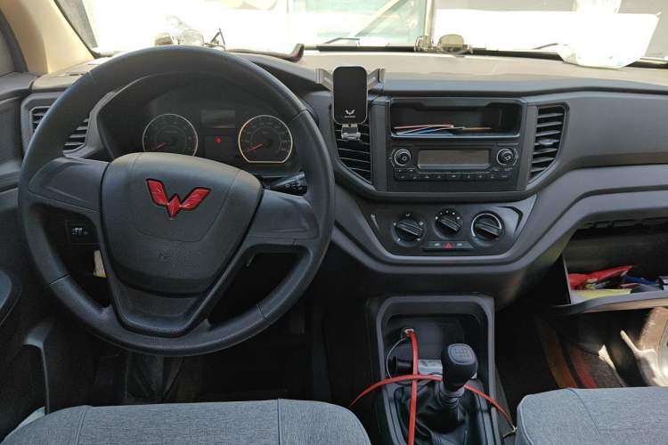 Used Wuling Hongguang V 2022 1.5L Enjoy Edition Electric-Powered LAR Center Console