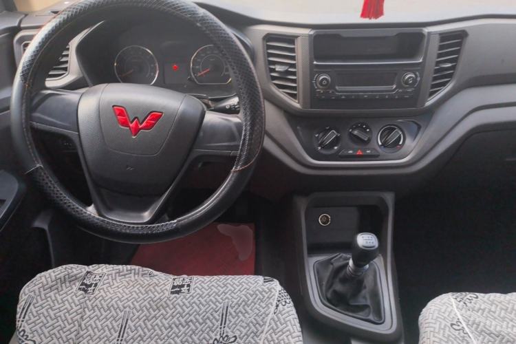 Used Wuling Hongguang V 2022 1.5L Jingqu Edition Electric-Assist LAR Center Console