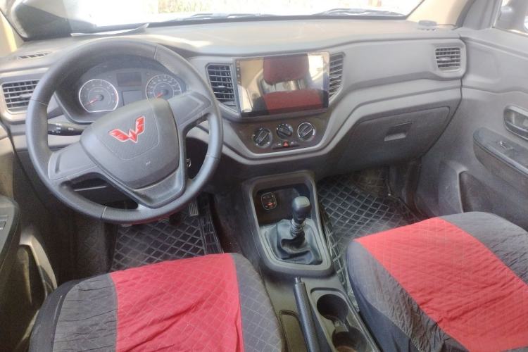 Used Wuling Hongguang V 2022 1.5L Enjoy Edition Electric-Powered LAR Center Console