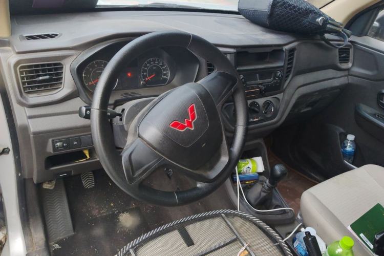Used Wuling Hongguang V 2022 1.5L Jingqu Edition Enclosed-Window Vehicle with Electric Power Steering LAR Center Console