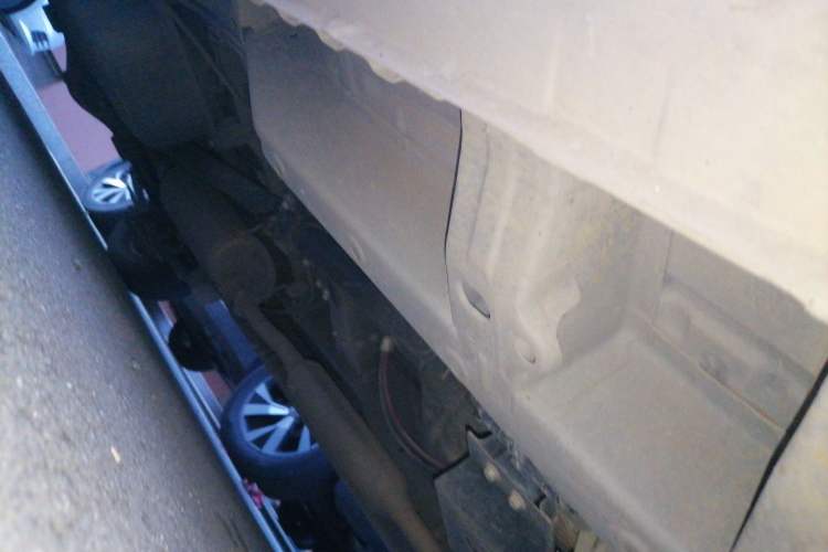 Used Wuling Hongguang V 2022 1.5L Jingqu Edition Enclosed-Window Vehicle with Hydraulic Power Steering LAR Chassis Front Right