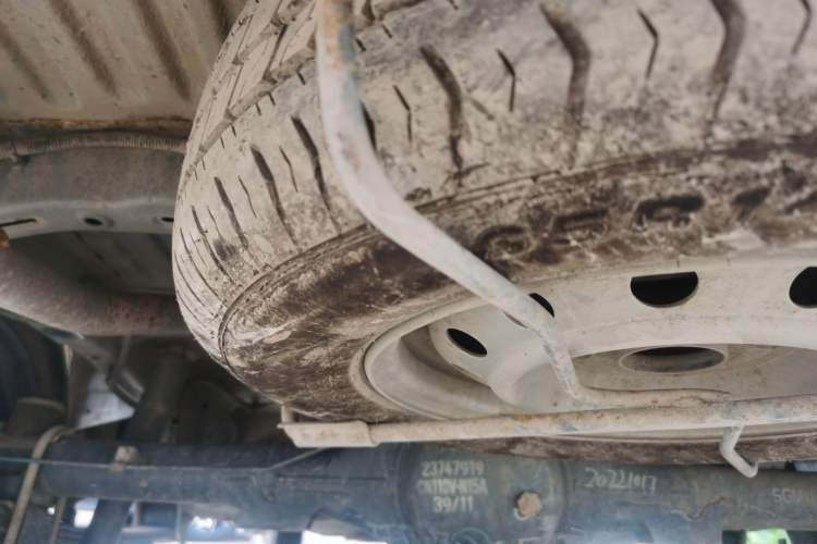 Used Wuling Hongguang V 2022 1.5L Jingqu Edition Enclosed-Window Vehicle with Hydraulic Power Steering LAR Chassis Rear