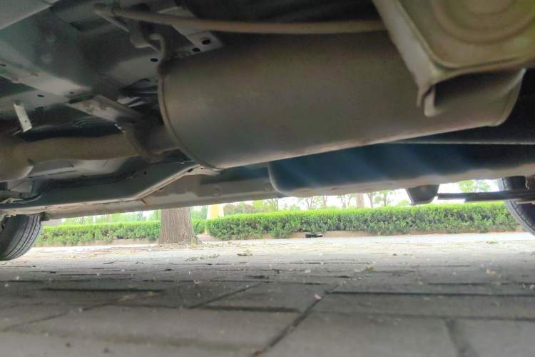 Used Wuling Hongguang V 2022 1.5L Jingqu Edition Enclosed-Window Vehicle with Hydraulic Power Steering LAR Chassis Rear Left