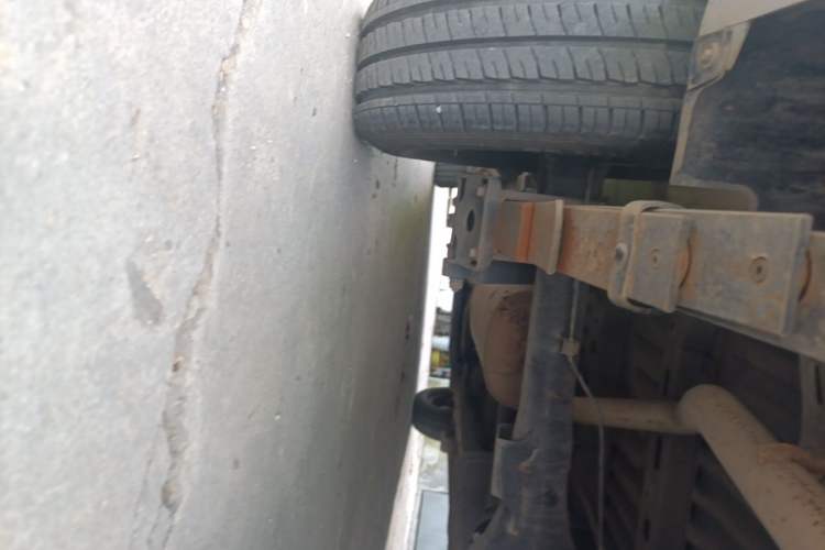Used Wuling Hongguang V 2022 1.5L Jingqu Edition Enclosed-Window Vehicle with Hydraulic Power Steering LAR Chassis Rear Left