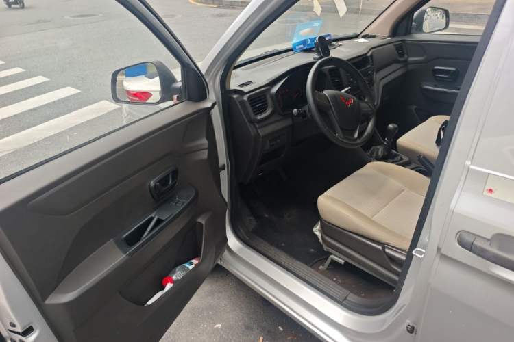 Used Wuling Hongguang V 2022 1.5L Jingqu Edition Enclosed-Window Vehicle with Hydraulic Power Steering LAR Driver Seat