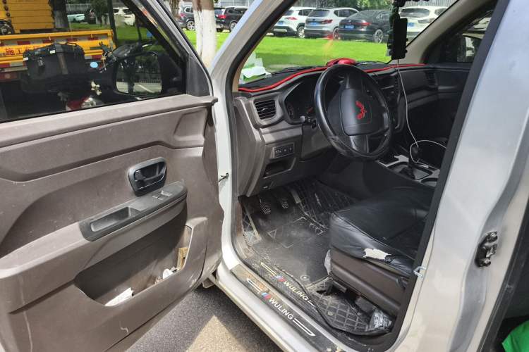 Used Wuling Hongguang V 2022 1.5L Jingqu Edition Electric-Assist LAR Driver Seat