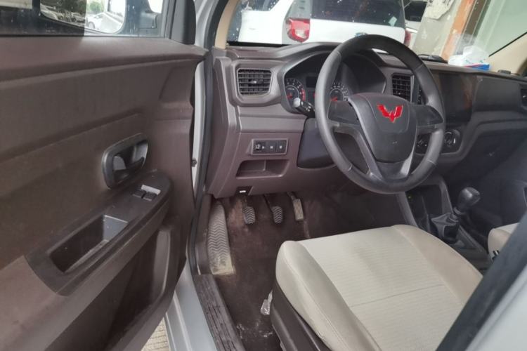 Used Wuling Hongguang V 2022 1.5L Jingqu Version Hydraulic Power Steering LAR Driver Seat