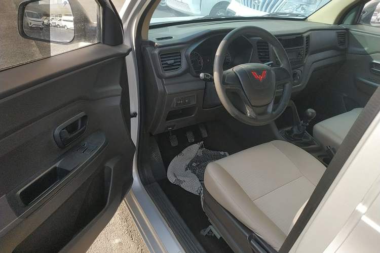 Used Wuling Hongguang V 2022 1.5L Jingqu Edition Enclosed-Window Vehicle with Hydraulic Power Steering LAR Driver Seat