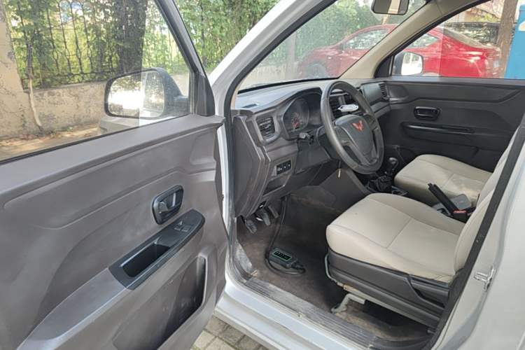 Used Wuling Hongguang V 2022 1.5L Jingqu Version Hydraulic Power Steering LAR Driver Seat