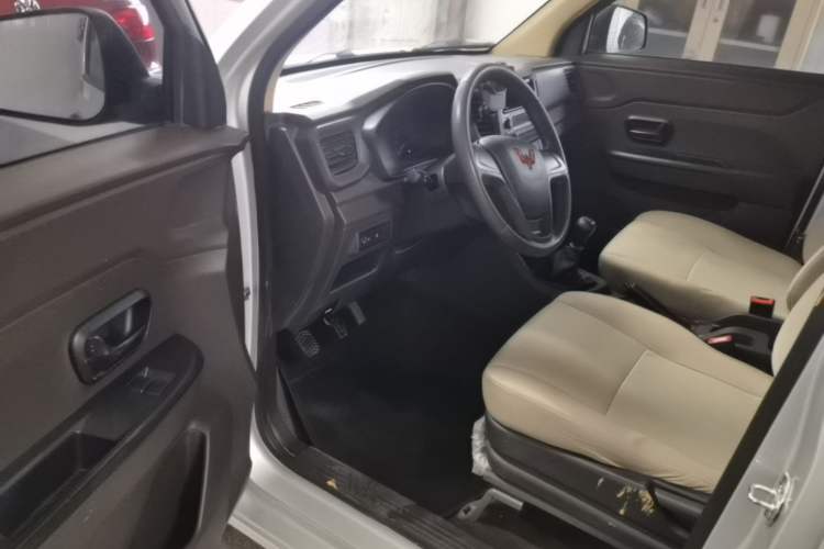 Used Wuling Hongguang V 2022 1.5L Jingqu Edition Enclosed-Window Vehicle with Hydraulic Power Steering LAR Driver Seat