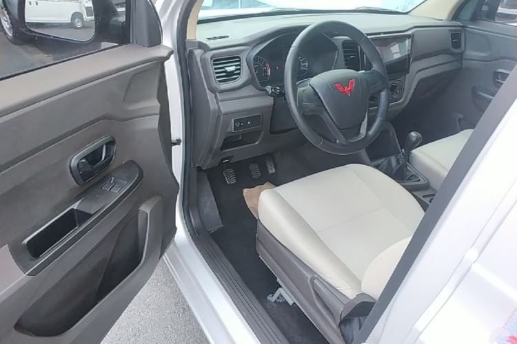 Used Wuling Hongguang V 2022 1.5L Jingqu Edition Enclosed-Window Vehicle with Hydraulic Power Steering LAR Driver Seat