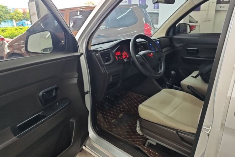 Used Wuling Hongguang V 2022 1.5L Jingqu Version Hydraulic Power Steering LAR Driver Seat