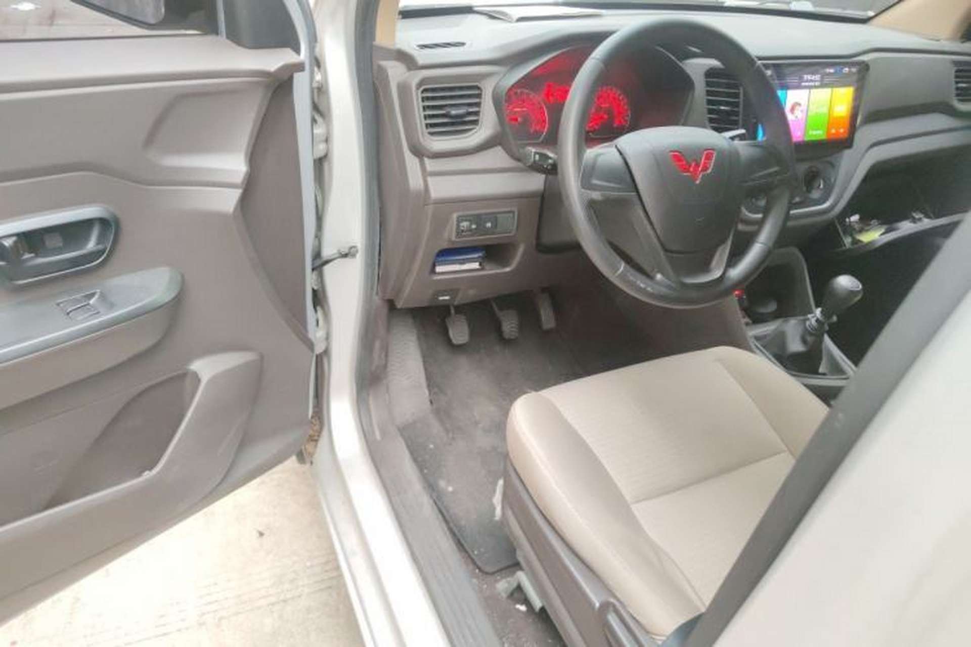 Used Wuling Hongguang V 2022 1.5L Jingqu Edition Enclosed-Window Vehicle with Hydraulic Power Steering LAR Driver Seat