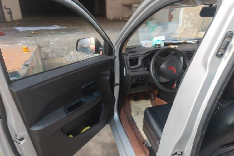 Used Wuling Hongguang V 2022 1.5L Jingqu Version Hydraulic Power Steering LAR Driver Seat
