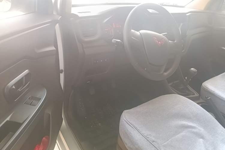 Used Wuling Hongguang V 2022 1.5L Jingqu Edition Electric-Assist LAR Driver Seat