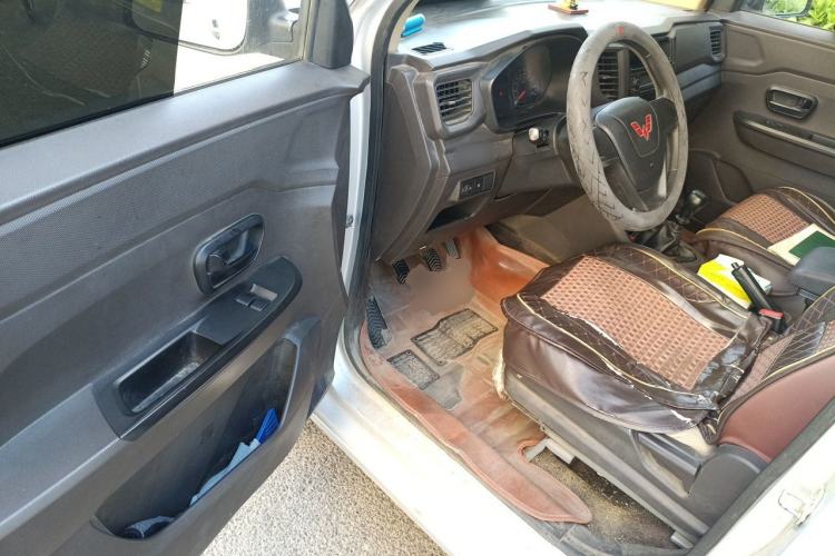 Used Wuling Hongguang V 2022 1.5L Jingqu Edition Enclosed-Window Vehicle with Hydraulic Power Steering LAR Driver Seat