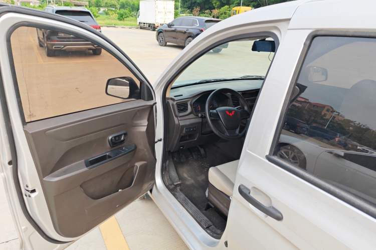 Used Wuling Hongguang V 2022 1.5L Jingqu Edition Electric-Assist LAR Driver Seat