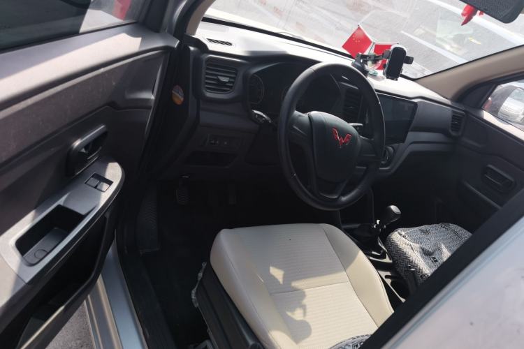 Used Wuling Hongguang V 2022 1.5L Jingqu Edition Enclosed-Window Vehicle with Electric Power Steering LAR Driver Seat
