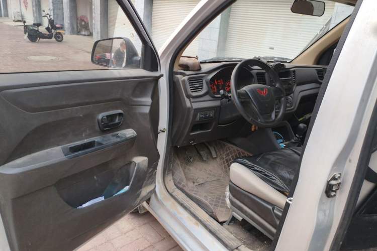 Used Wuling Hongguang V 2022 1.5L Jingqu Version Hydraulic Power Steering LAR Driver Seat