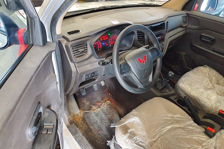 Used Wuling Hongguang V 2022 1.5L Jingqu Edition Enclosed-Window Vehicle with Hydraulic Power Steering LAR Driver Seat