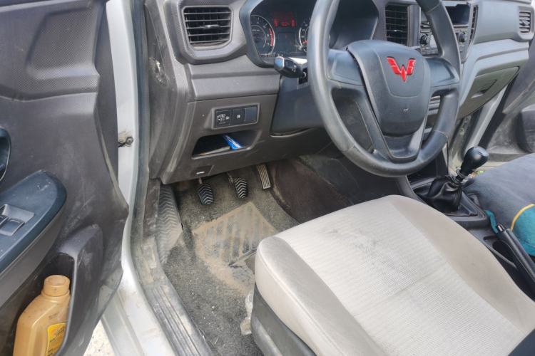 Used Wuling Hongguang V 2022 1.5L Jingqu Edition Enclosed-Window Vehicle with Hydraulic Power Steering LAR Driver Seat