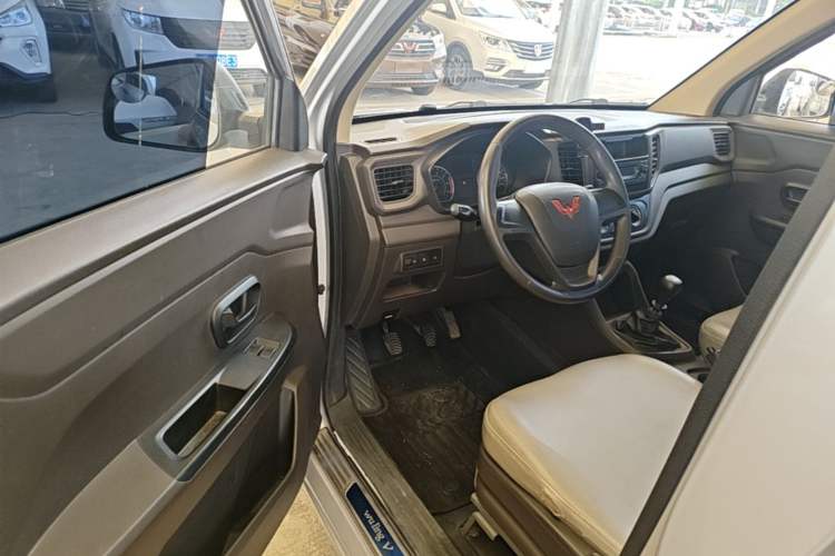Used Wuling Hongguang V 2022 1.5L Jingqu Edition Electric-Assist LAR Driver Seat