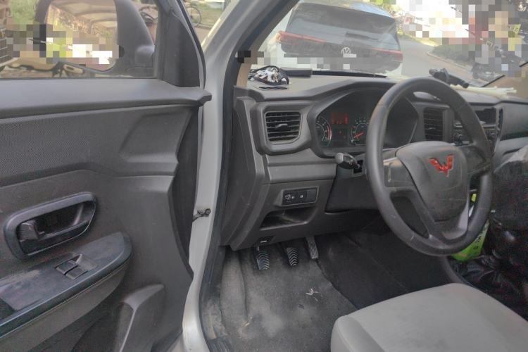 Used Wuling Hongguang V 2022 1.5L Jingqu Edition Enclosed-Window Vehicle with Electric Power Steering LAR Driver Seat