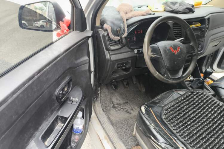 Used Wuling Hongguang V 2022 1.5L Jingqu Edition Enclosed-Window Vehicle with Hydraulic Power Steering LAR Driver Seat