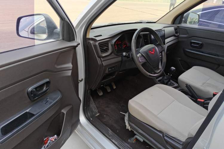 Used Wuling Hongguang V 2022 1.5L Jingqu Edition Enclosed-Window Vehicle with Hydraulic Power Steering LAR Driver Seat