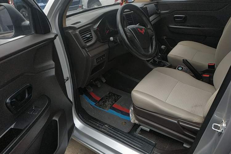 Used Wuling Hongguang V 2022 1.5L Jingqu Edition Electric-Assist LAR Driver Seat