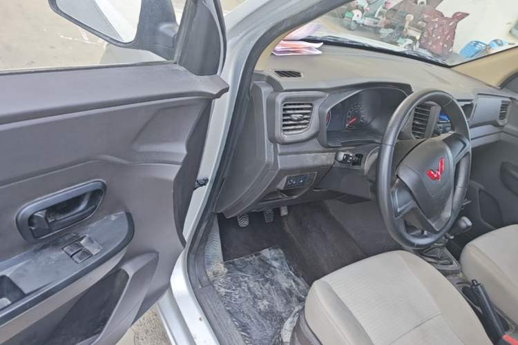 Used Wuling Hongguang V 2022 1.5L Jingqu Edition Enclosed-Window Vehicle with Electric Power Steering LAR Driver Seat