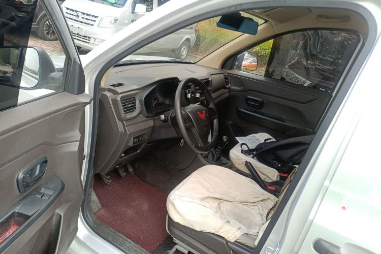 Used Wuling Hongguang V 2022 1.5L Jingqu Edition Enclosed-Window Vehicle with Electric Power Steering LAR Driver Seat