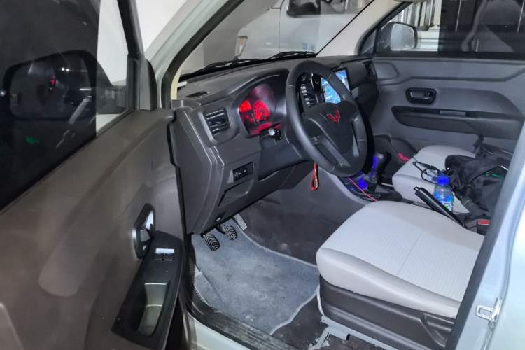 Used Wuling Hongguang V 2022 1.5L Jingqu Edition Enclosed-Window Vehicle with Hydraulic Power Steering LAR Driver Seat