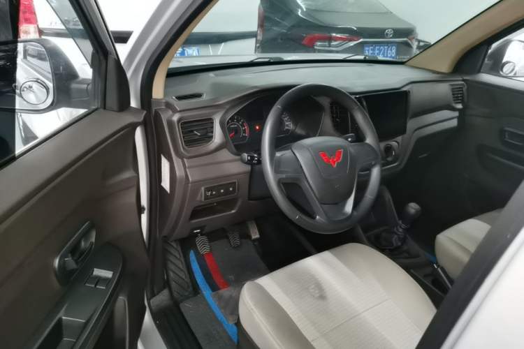 Used Wuling Hongguang V 2022 1.5L Jingqu Edition Electric-Assist LAR Driver Seat