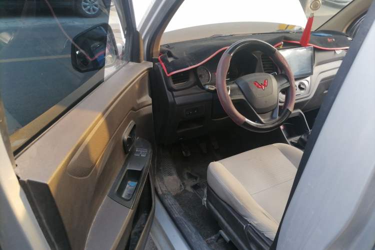 Used Wuling Hongguang V 2022 1.5L Jingqu Edition Enclosed-Window Vehicle with Hydraulic Power Steering LAR Driver Seat