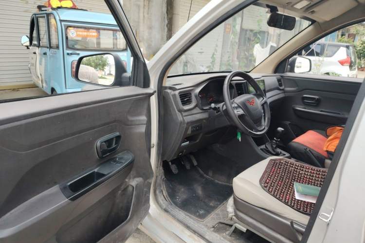 Used Wuling Hongguang V 2022 1.5L Jingqu Edition Enclosed-Window Vehicle with Electric Power Steering LAR Driver Seat