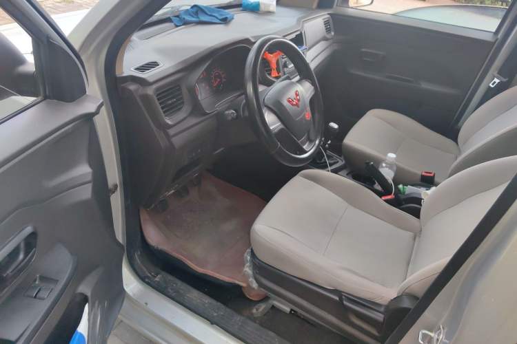 Used Wuling Hongguang V 2022 1.5L Jingqu Edition Enclosed-Window Vehicle with Hydraulic Power Steering LAR Driver Seat