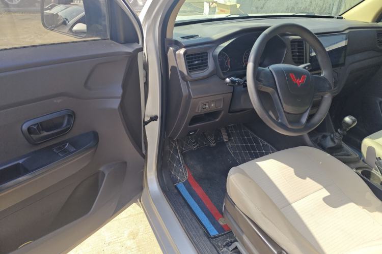Used Wuling Hongguang V 2022 1.5L Jingqu Edition Enclosed-Window Vehicle with Electric Power Steering LAR Driver Seat