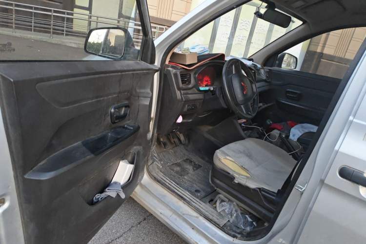 Used Wuling Hongguang V 2022 1.5L Jingqu Edition Enclosed-Window Vehicle with Hydraulic Power Steering LAR Driver Seat