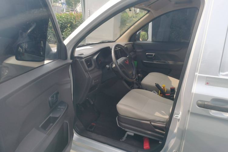 Used Wuling Hongguang V 2022 1.5L Jingqu Edition Enclosed-Window Vehicle with Hydraulic Power Steering LAR Driver Seat