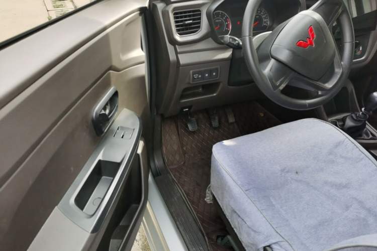 Used Wuling Hongguang V 2022 1.5L Jingqu Version Hydraulic Power Steering LAR Driver Seat
