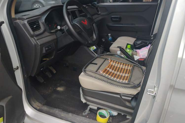Used Wuling Hongguang V 2022 1.5L Jingqu Edition Enclosed-Window Vehicle with Electric Power Steering LAR Driver Seat