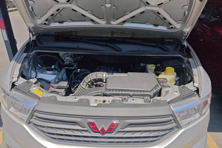 Used Wuling Hongguang V 2022 1.5L Jingqu Edition Enclosed-Window Vehicle with Hydraulic Power Steering LAR Engine Bay