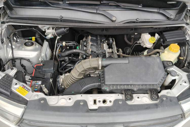 Used Wuling Hongguang V 2022 1.5L Jingqu Edition Enclosed-Window Vehicle with Hydraulic Power Steering LAR Engine Bay