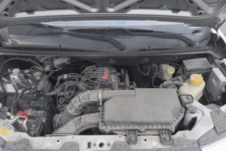 Used Wuling Hongguang V 2022 1.5L Jingqu Edition Enclosed-Window Vehicle with Hydraulic Power Steering LAR Engine Bay