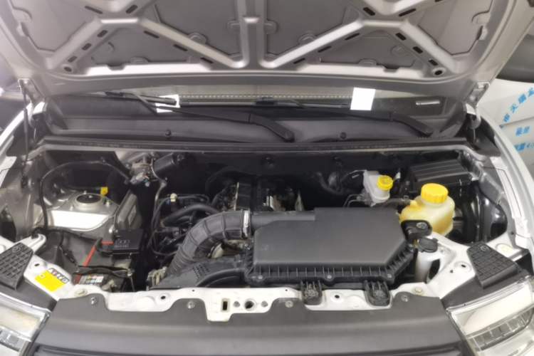 Used Wuling Hongguang V 2022 1.5L Jingqu Edition Enclosed-Window Vehicle with Hydraulic Power Steering LAR Engine Bay