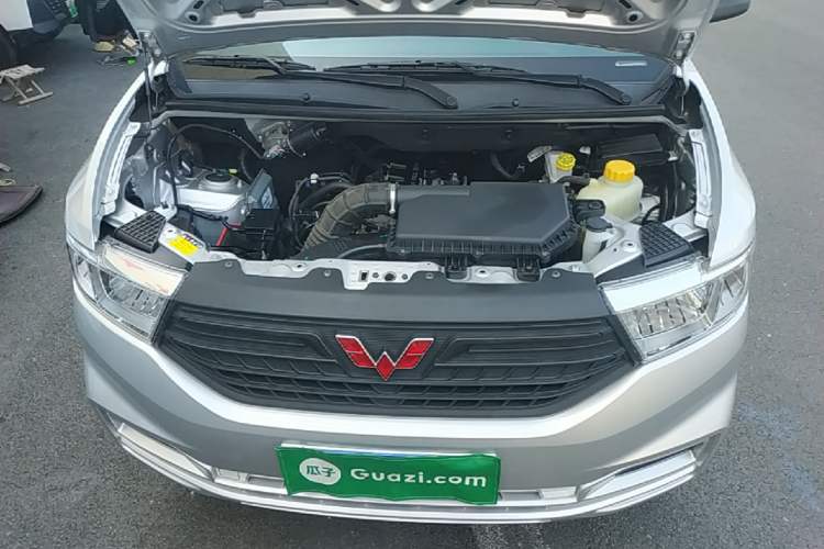Used Wuling Hongguang V 2022 1.5L Jingqu Edition Enclosed-Window Vehicle with Hydraulic Power Steering LAR Engine Bay